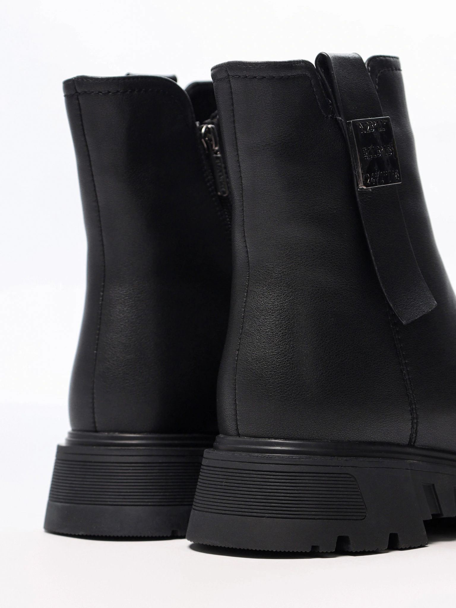 Ботинки черного цвета на рельефной подошве